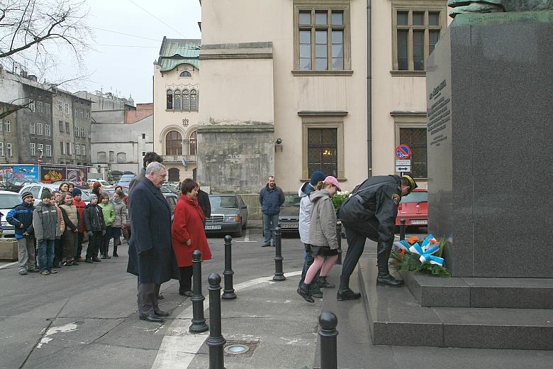 Prezydent Miasta Krakowa Jacek Majchrowski, Radny Miasta Krakowa Paweł Zorski oraz uczniowie i grono pedagogiczne ze Szkoły Pods