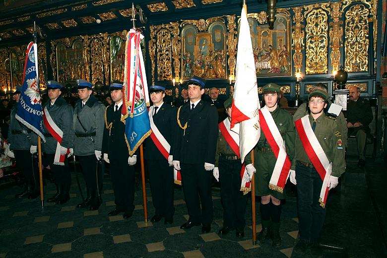 Poczty sztandarowe: Policji, Straży Pożarnej i harcerzy...