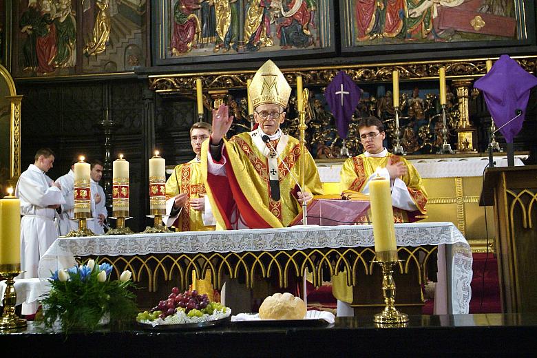 ...a Ksiądz Franciszek Kardynał Macharski udzielił wiernym błogosławieństwa. 