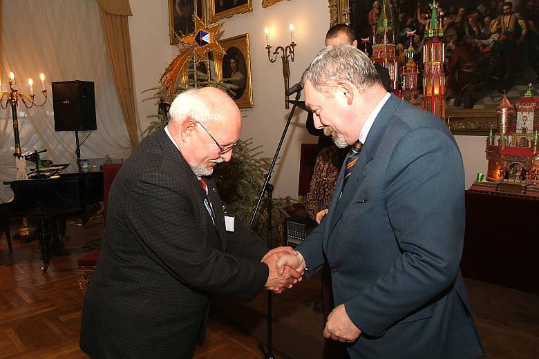 "Honoris gratia" nadawana jest dla osobistości, które w szczególny sposób zasłużyły się dla Krakowa i jego mieszkańców