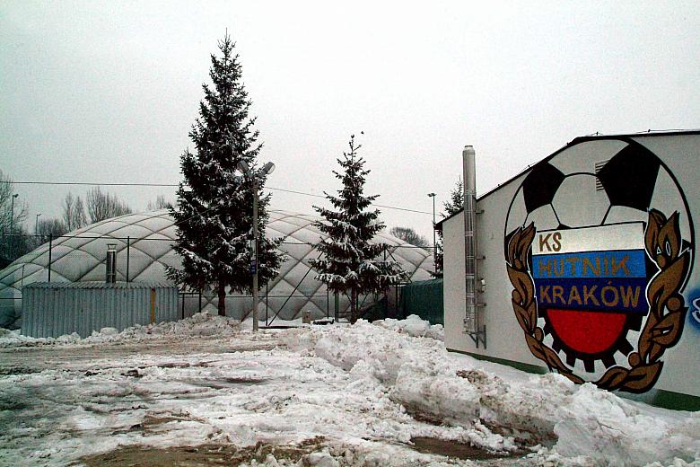 Ogrzewana hala balonowa 
to szczelna powłoka przykrywająca 1800 m kw. boiska wielofunkcyjnego na terenie KS Hutnik.