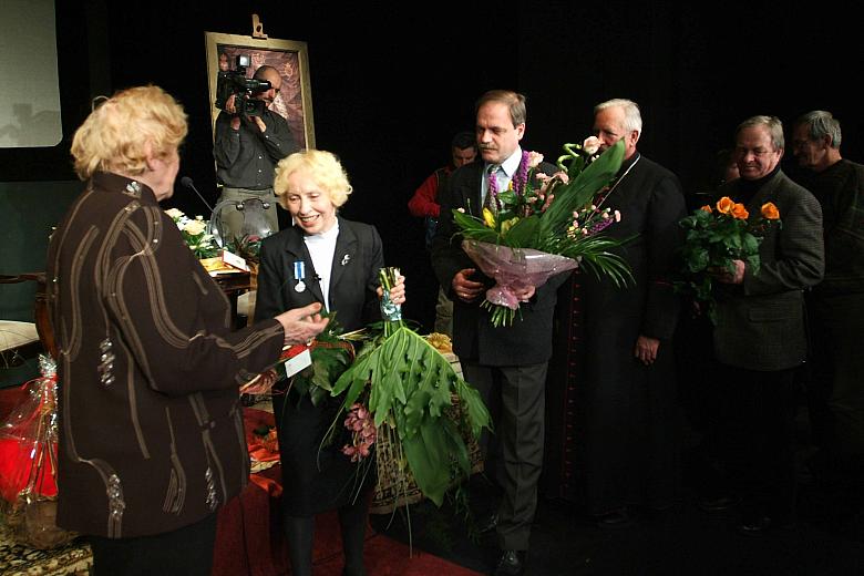 Po zakończeniu części artystycznej zaproszeni goście złożyli życzenia jubilatce.