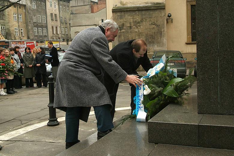 Składanie kwiatów odbywa się corocznie w dzień imienin Józefa.