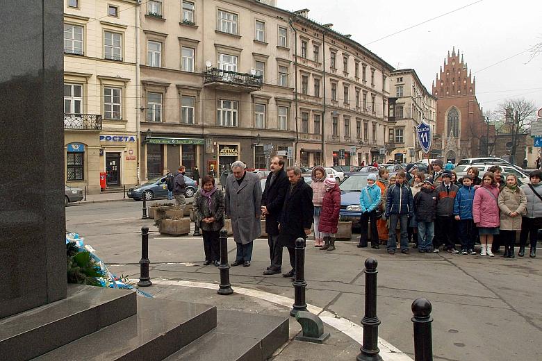 Delegacja pod Pomnikiem Józefa Dietla.