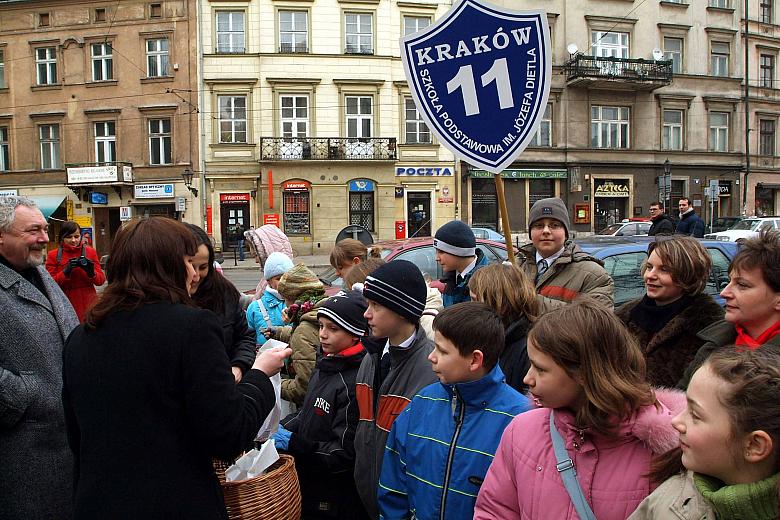 Delegacja uczniów Szkoły nr 11 otrzymała od Prezydenta Miasta 
i Przewodniczącego Rady drobne 
upominki i słodycze.