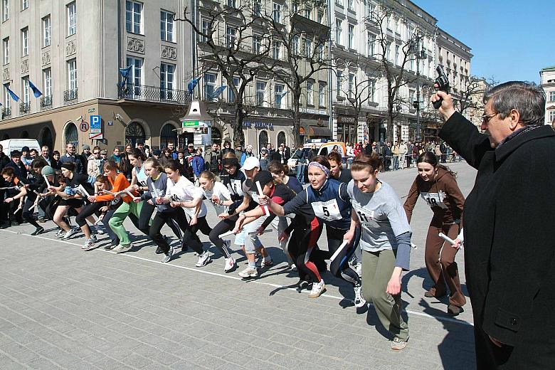 Przygotowanie do startu. 
Henryk Bątkiewicz, Zastępca Prezydenta Miasta Krakowa dał sygnał do rozpoczęcia biegu.