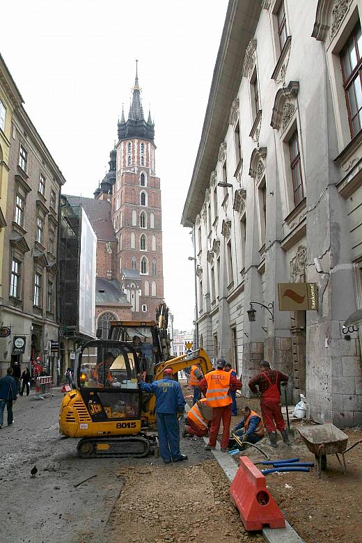 Na ul. Floriańskiej w Krakowie rozpoczęto pierwsze prace związane z przebudową nawierzchni. 