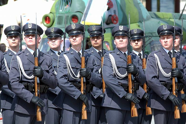 Poświęceniu sztandaru towarzyszył pokaz musztry paradnej.