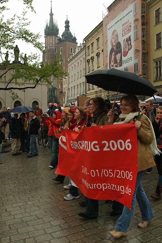 Młodzi ludzie na Rynku Głównym manifestujący poparcie dla idei zjednoczonej Europy.