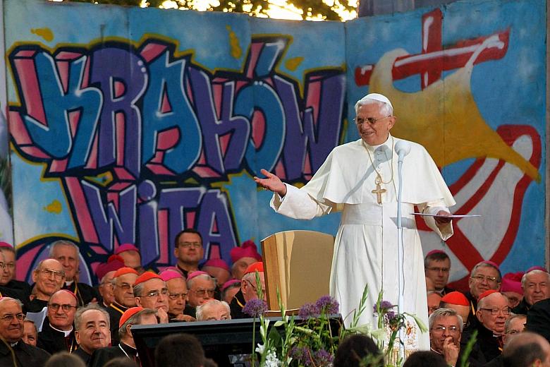 Wystąpienie Benedykta XVI było wielokrotnie przerywane okrzykami "Niech żyje papież".