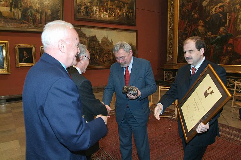 Jan Czesak, Prezes Krakowskiego Banku Spółdzielczego odebrał z rąk Jacka Majchrowskiego, Prezydenta Miasta Krakowa oraz Pawła Py