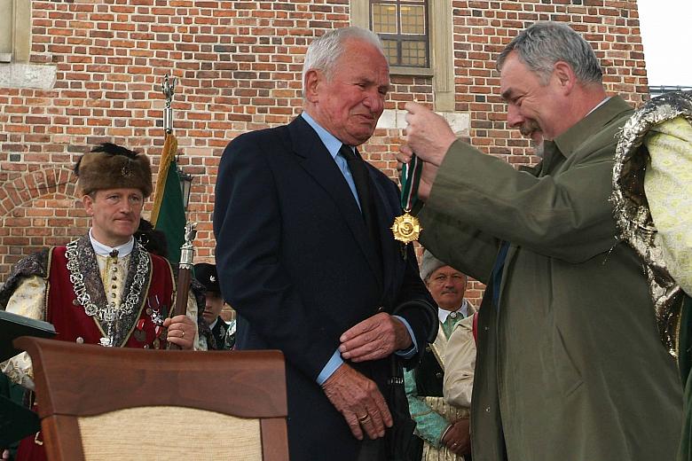 Krzyż Wielki Bractwa Kurkowego Józefowi Turbasie wręczył prof. dr hab. Jacek Majchrowski, Prezydent Miasta Krakowa .