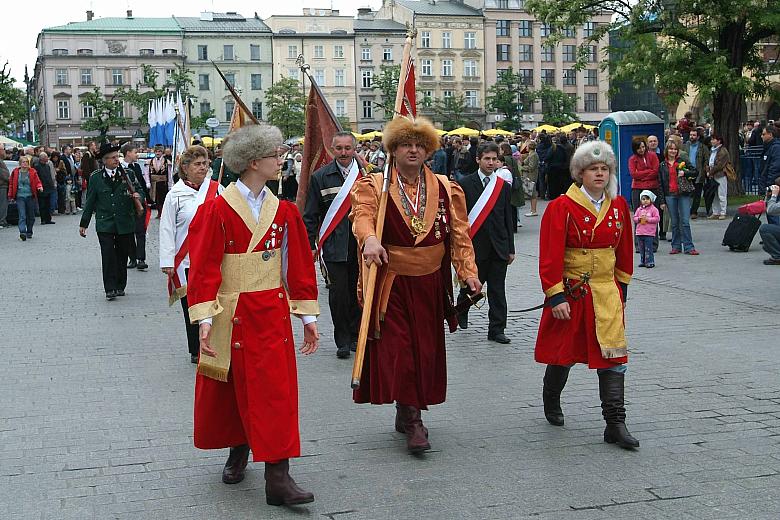 Tradycyjny przemarsz Braci Kurkowych wokół Rynku Głównego w Krakowie.