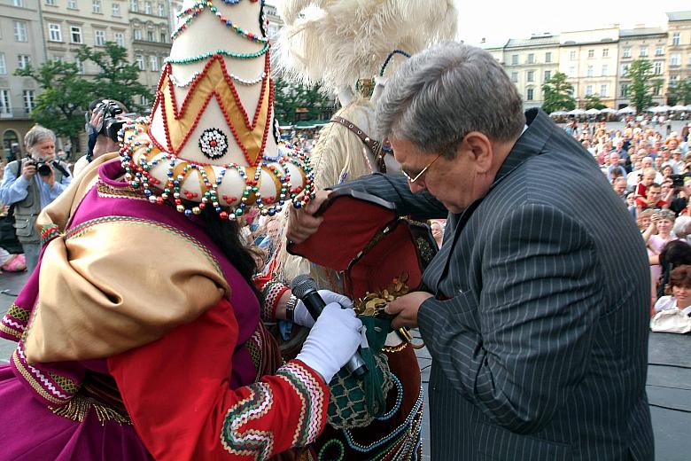 Haracz dla Lajkonika musiał zapłacić Henryk Bątkiewicz, Zastępca Prezydenta Miasta Krakowa.