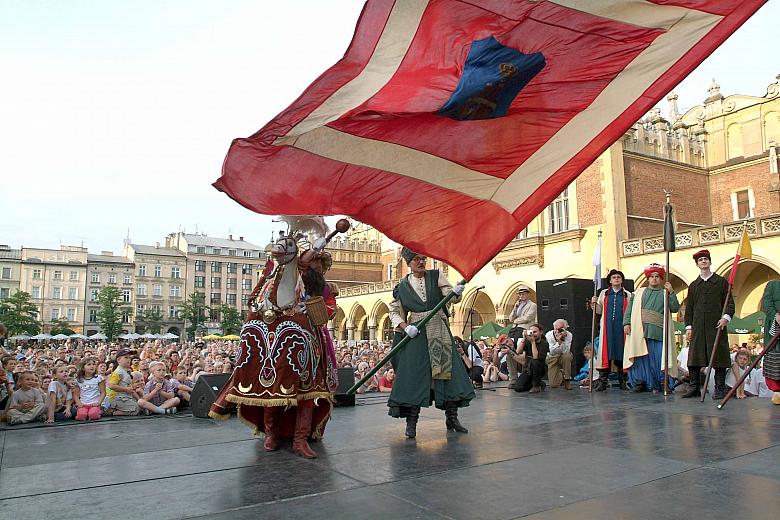 Zawijanie flagą to jeden z głównych elementów tańca Lajkonika.