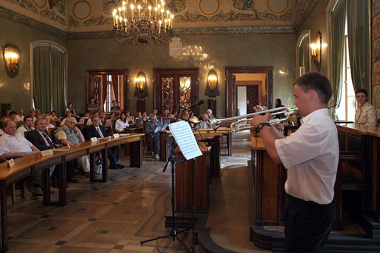 Część artystyczna uroczystości. Mini-recital stypendysty Mateusza Tarnawskiego. 