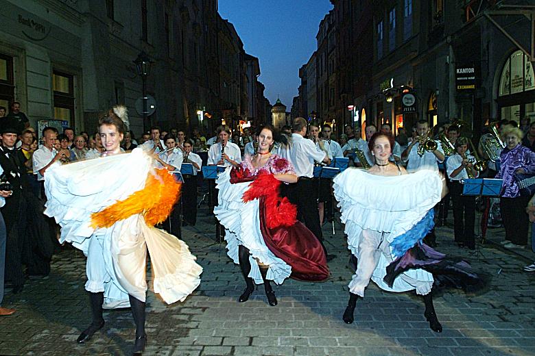 Kankan na ul. Floriańskiej w wykonaniu aktorek Teatru Groteska.