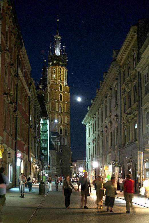 Ulica Floriańska nocą. W głębi Bazylika Mariacka. 