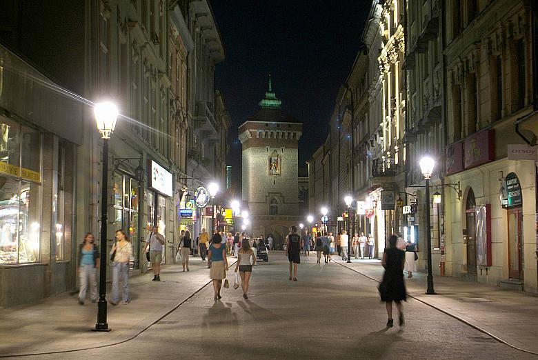 Nowe oświetlenie ul. Floriańskiej. Wzdłuż traktu zamontowano 25 latarni, sytlizowanych na lampy gazowe.