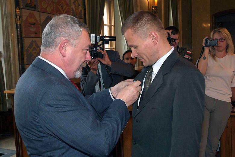 Odznaką "Honoris gratia" zostali uhonorowani przez Prezydenta także inni organizatorzy Marszów. Byli wśród nich: Andrz