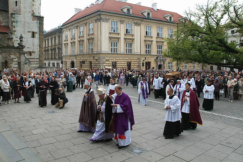 Kondukt mija romański kościół pod wezwaniem św. Andrzeja.