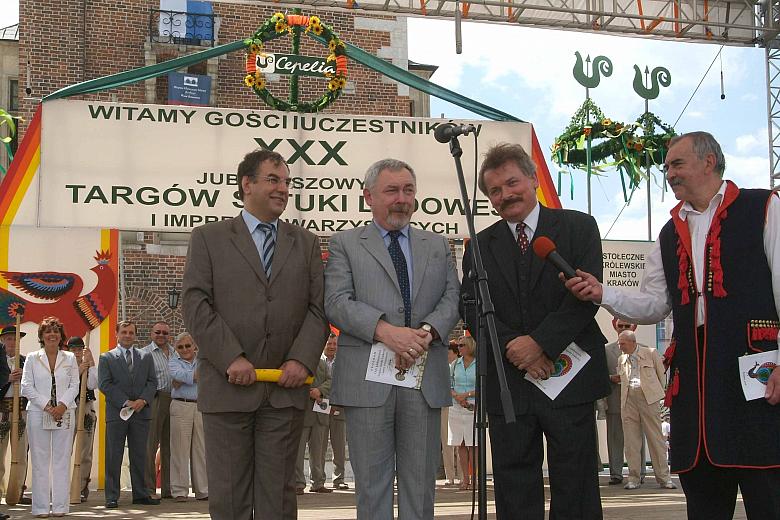 Ubrany po krakowsku redaktor Artur Bober poprosił: Marszałka Janusza Sepioła, Prezydenta Jacka Majchrowskiego oraz Prezesa Jana 