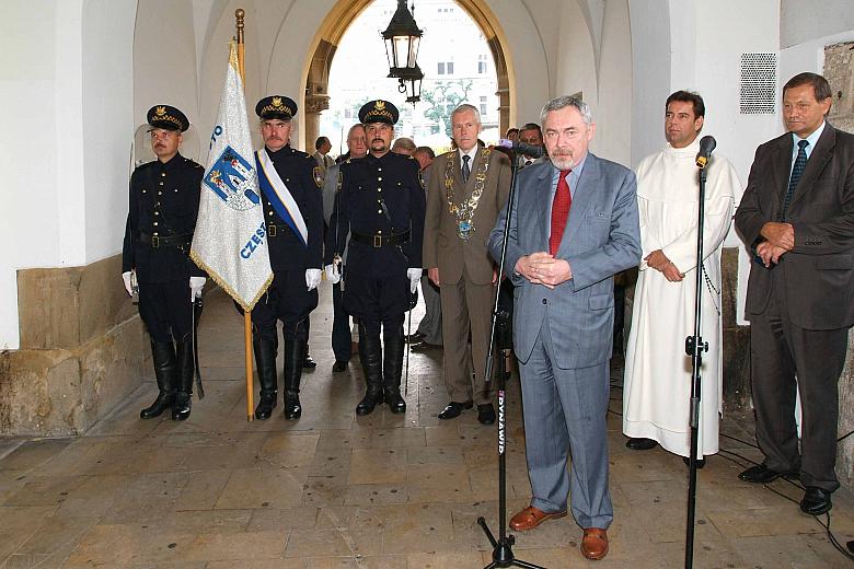 Prof. dr hab. Jacek Majchrowski, Prezydent Miasta Krakowa, powitał gości z Częstochowy oraz uczestników uroczystości.