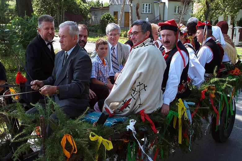 ...a za nim podążał wóz z zespołem MOGILANIE...