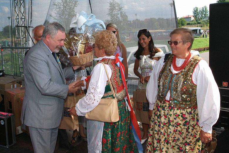 Nagrody za trud i pomysły na najpiękniejsze kompozycje dożynkowe wręczał Prezydent Miasta Krakowa.