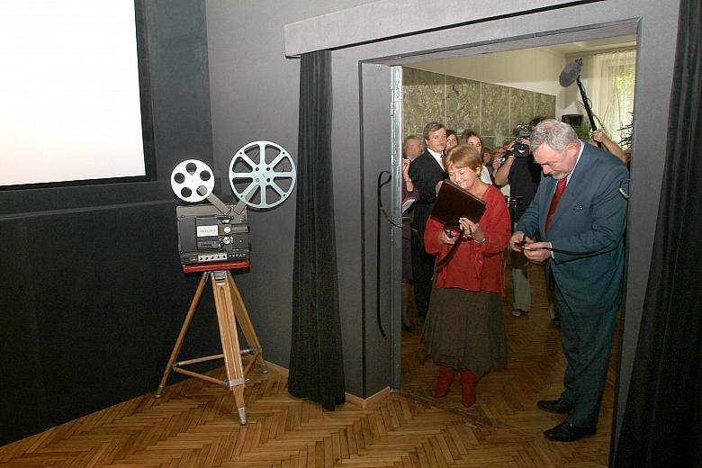 Jacek Majchrowski, Prezydent Miasta Krakowa oraz Danuta Szymońska, Dyrektor Ośrodka Kultury im. C. K. Norwida, przecięli wstęgę,