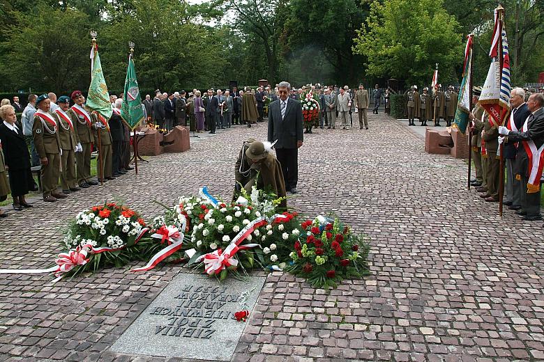 W hołdzie ofiarom września,  kwiaty złożył Henryk Bątkiewicz, Zastępca Prezydenta Miasta Krakowa ...