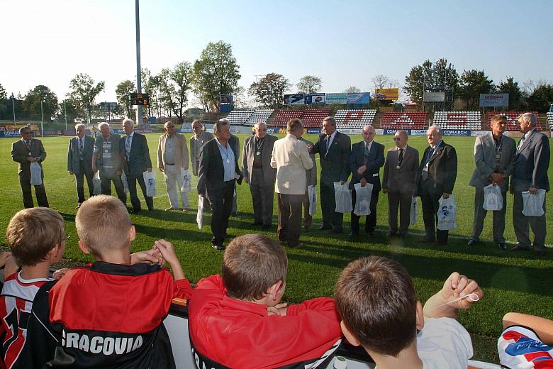 Ceremonii dekoracji przyglądali się młodzi kibice Cracovii. 