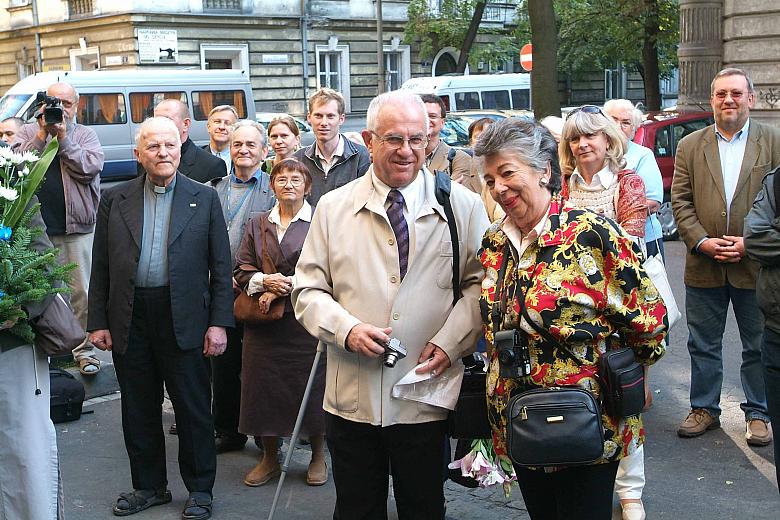 Jakow Gross, syn Natana Grossa, wraz z Lili Polman, animatorką życia Polaków w Wielkiej Brytanii.