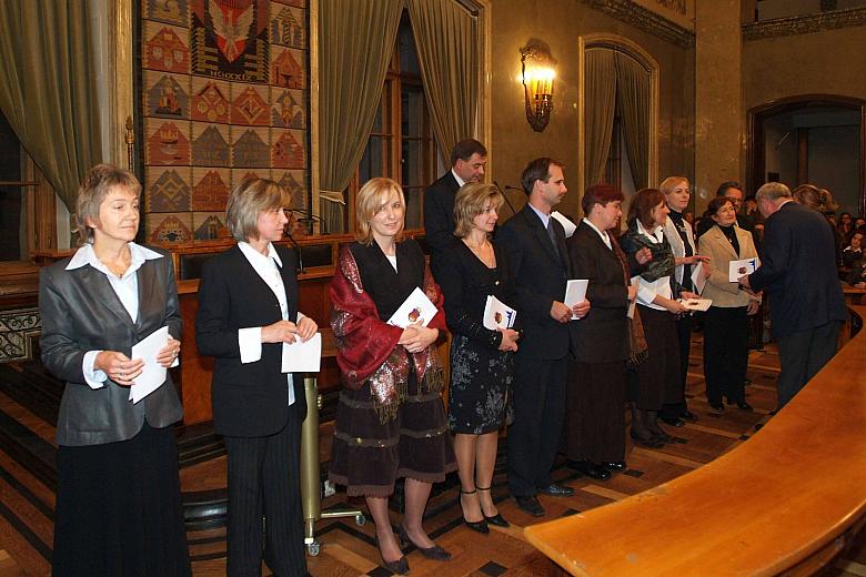 ...196. nauczycielom krakowskich, samorządowych palcówek oświatowych.