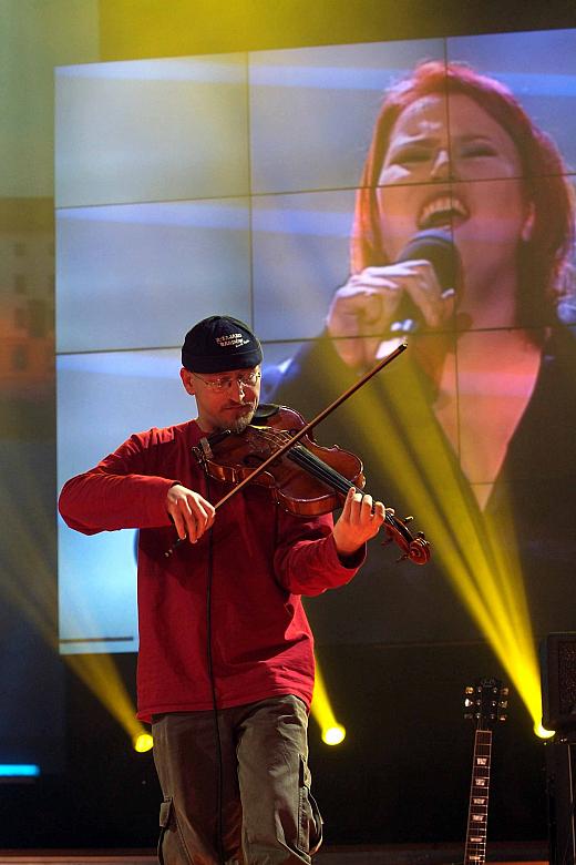 Obok uczestników Festiwalu wystąpiły gwiazdy polskiej sceny muzycznej. 
Na zdjęciu Robert Janson, na ekranie Paulina Bisztyga, 