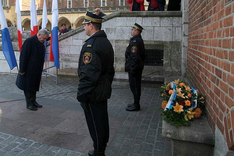 Złożenie kwiatów pod tablicą na Wieży Ratuszowej przez prof. Jacka Majchrowskiego, Prezydenta Miasta Krakowa...