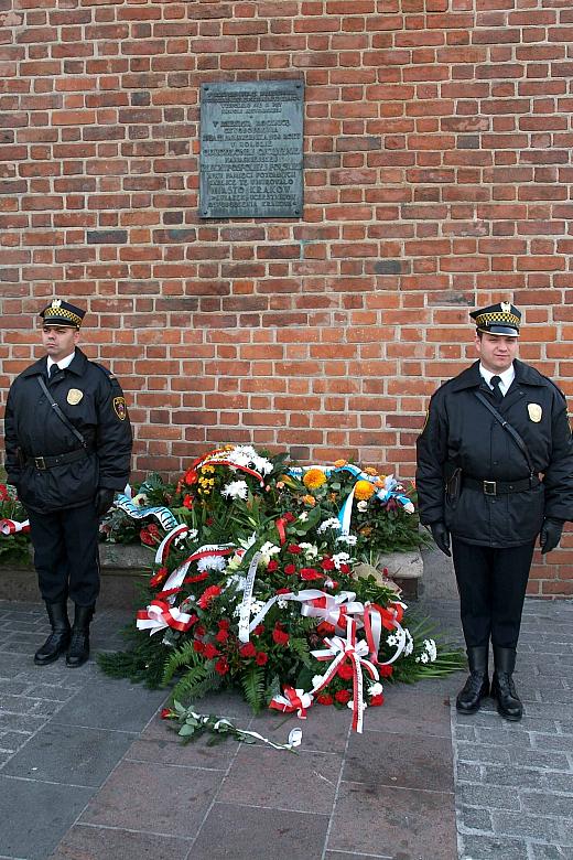 Tablica upamiętniajaca wyzwolenie została wmurowana 31 października 1928 roku.