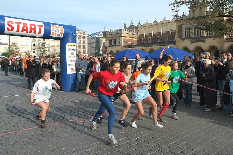 Bieg odbył się z okazji 88. rocznicy wyzwolenia Krakowa spod władzy zaborczej. Wzięły w nim udział sztafety dziewcząt i chłopców