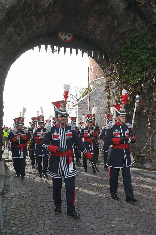 Orkiestra Garnizonu Kraków w  historycznych mundurach Krakusów opuszcza Wzgórze Wawelskie.