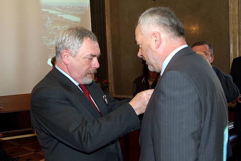 ...wręczył Odznaki "Honoris gratia".
Na zdjęciu: uhonorowanie Henryka Kultysa, Prezesa Zarządu MPO Kraków. 