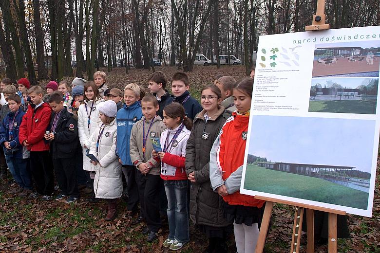 Ogród będzie posiadał 61 urządzeń, konstrukcji i modeli umożliwiających przeprowadzanie doświadczeń poznawanie praw fizyki i świ