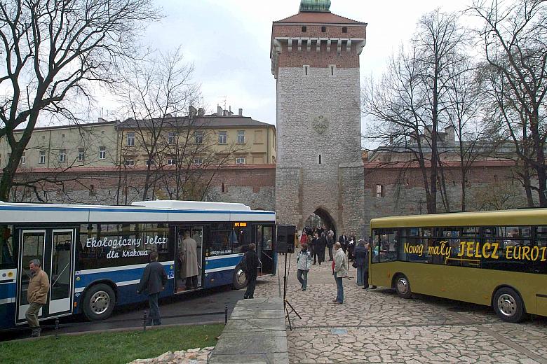 Prezentacja nowoczesnego, ekologicznego pojazdu odbyła się przy Bramie Floriańskiej.