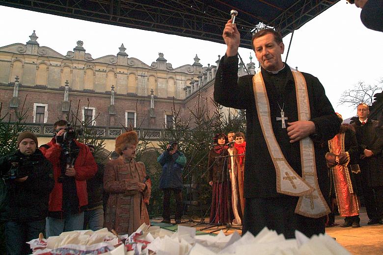 ... a ksiądz bp Józef Guzdek poświęcił opłatki.