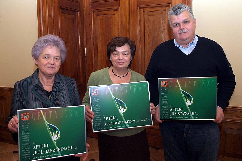 Pamiątkowa fotografia laureatów.