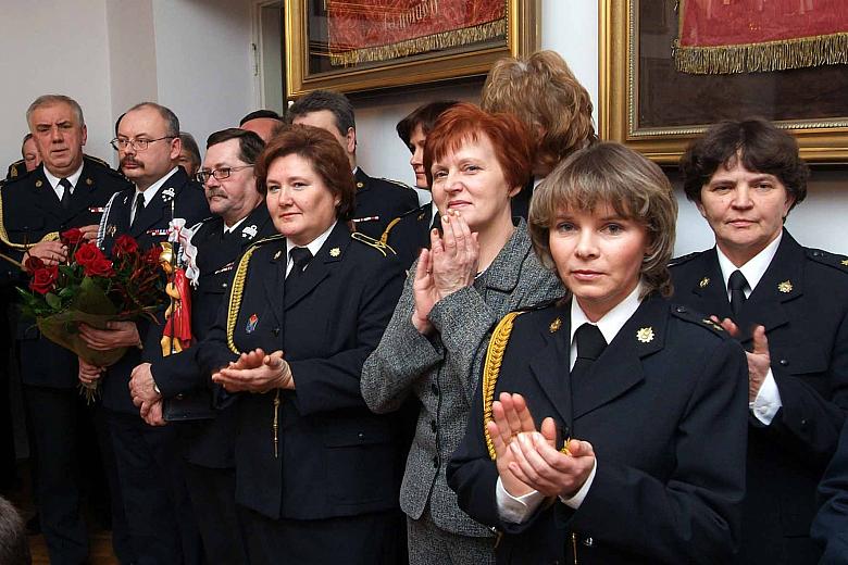 Zgromadzeni na uroczystości pracownicy PSP.