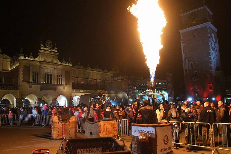 O godzinie 20:00 krakowianie wysłali "Światełko do nieba".