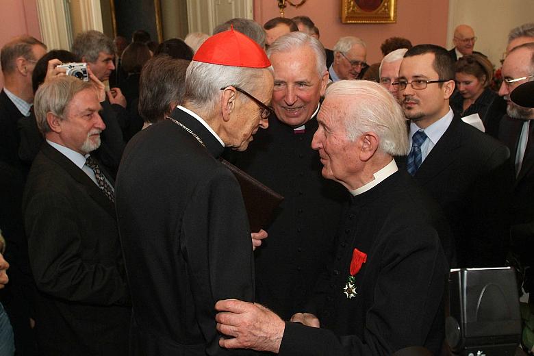 Gratulacje i życzenia składają ks. mgr Nikander Mrożek oraz ks. Jerzy Bryła, kapelan Bractwa Kurkowego.