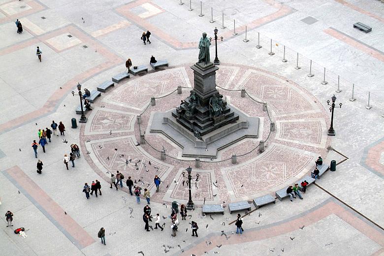 "Adaś" w pełnej okazałości, po remoncie płyty Rynku.