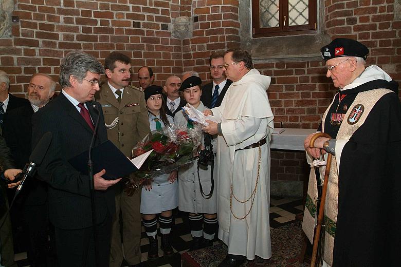 Od Prezydenta Miasta Krakowa Jubilat otrzymał adres gratulacyjny...