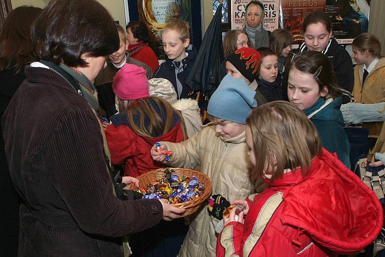 Na uroczystości obecni byli uczniowie Szkoły Podstawowej nr 11 im. Józefa Dietla.